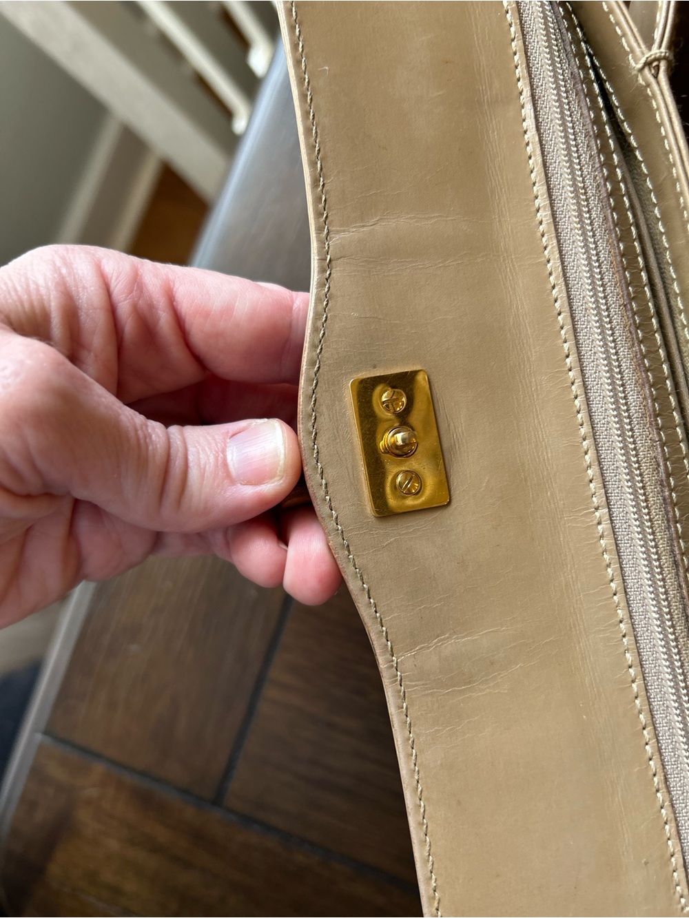 Gucci Ivory/Beige Top-Handle Handbag with Gold-Tone Closure - Picture 9 of 12